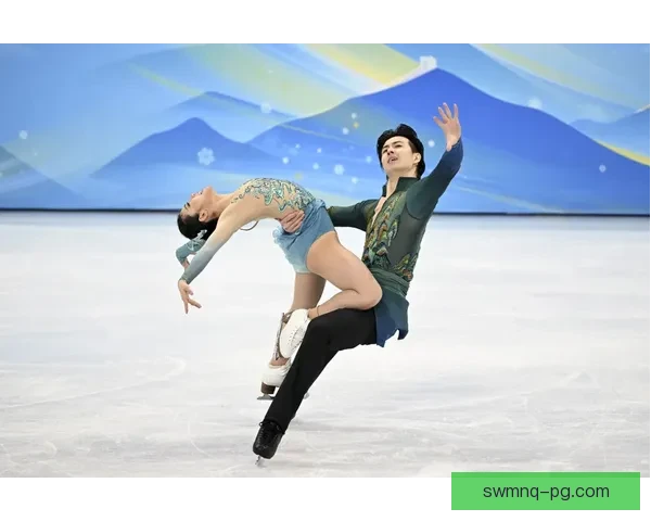 冰上之舞:滑冰杯赛掀起热浪 冰上之舞:滑冰杯赛掀起热浪