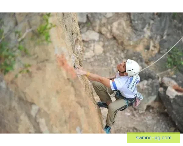挑战高度，竞技风暴：攀岩巅峰对决